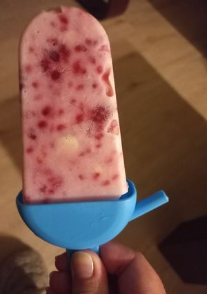 Una foto de Helado de yogurt y frambuesas