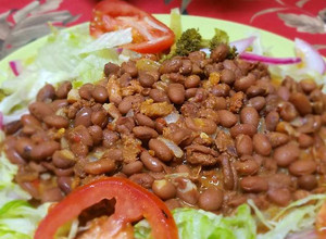 Una foto de Frijoles con longaniza