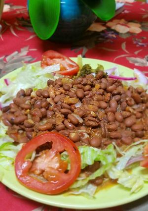 Una foto de Frijoles con longaniza
