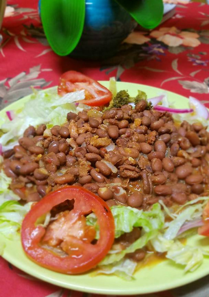 Una foto de Frijoles con longaniza