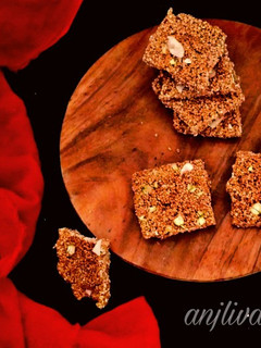 क्रिस्पी तिल की चिक्की (crispy til ki chikki recipe in Hindi) रेसिपी मुख्य फोटो