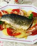 Filetes de lubina al horno con cebolla patata tomate natural y aderezo Vidalim