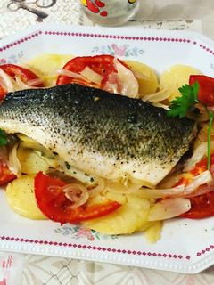 Una foto de Filetes de lubina al horno con cebolla patata tomate natural y aderezo Vidalim