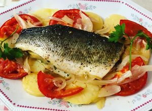 Una foto de Filetes de lubina al horno con cebolla patata tomate natural y aderezo Vidalim