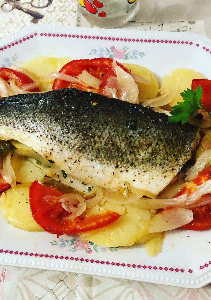 Una foto de Filetes de lubina al horno con cebolla patata tomate natural y aderezo Vidalim