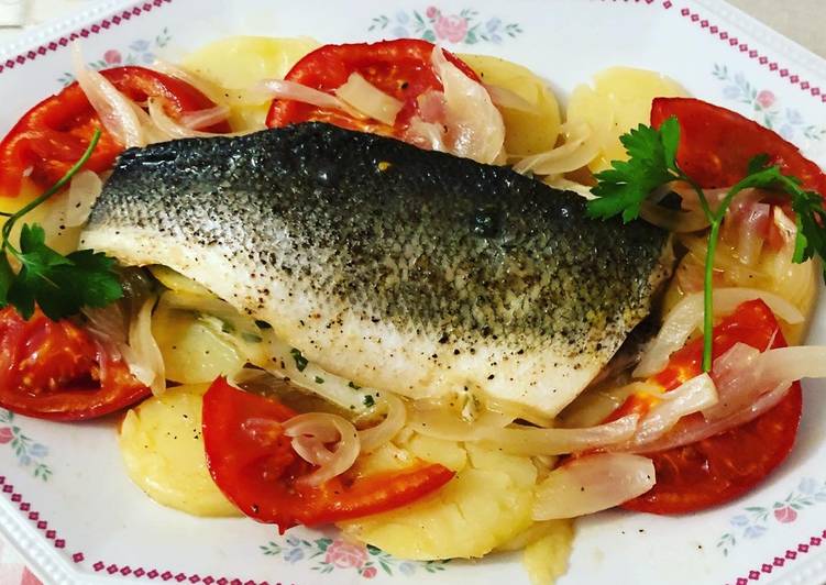 Filetes de lubina al horno con cebolla patata tomate natural y aderezo Vidalim