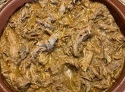 Una foto de aguja de cerdo en salsa