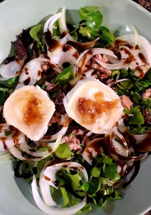 Una foto de Ensalada de queso de cabra