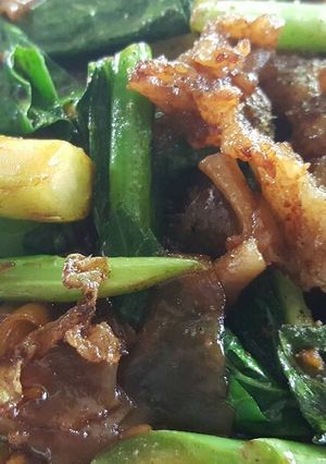 A picture of Pad See Ew with Pork.