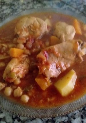 Una foto de Estofado de pollo y garbanzos