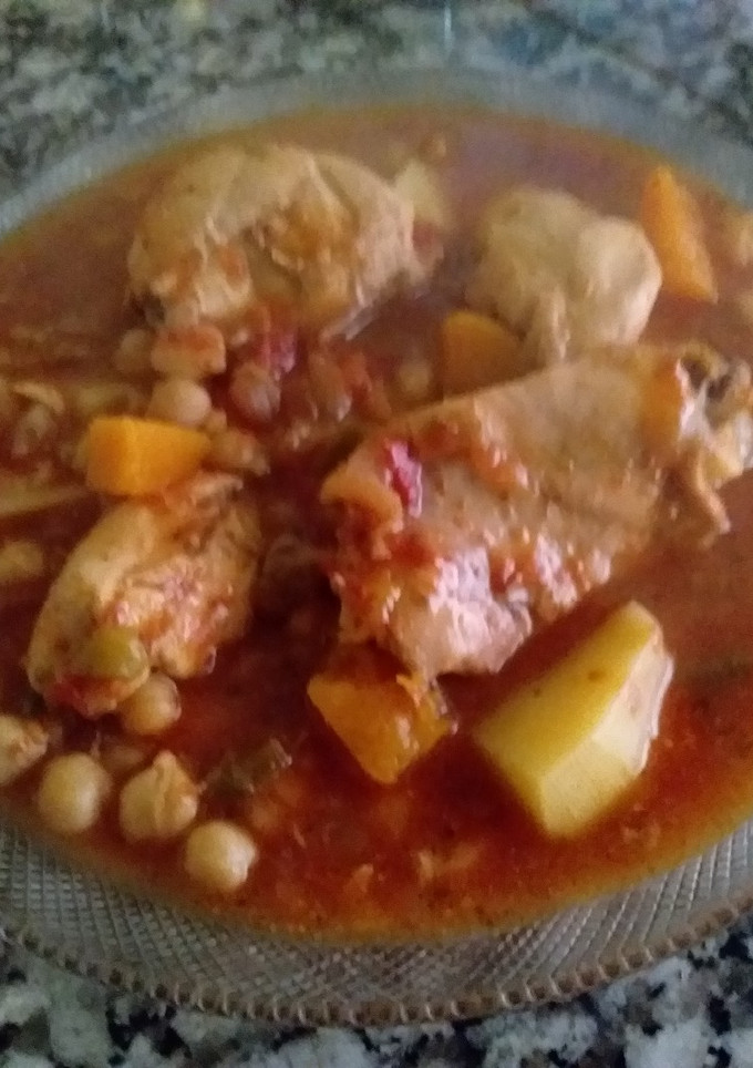 Una foto de Estofado de pollo y garbanzos