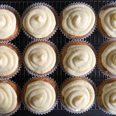 A picture of Hummingbird Cupcakes.