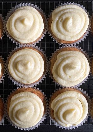 A picture of Hummingbird Cupcakes.