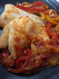 Una foto de Bacalao encebollado con verduras