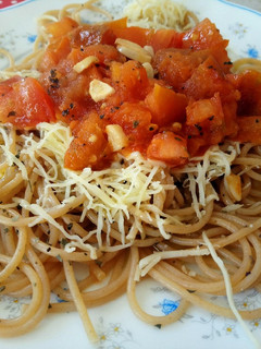 Una foto de Espaguetis integrales con ajo y tomate