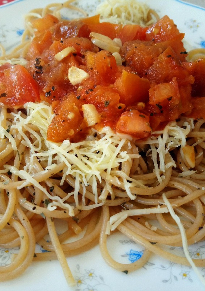 Una foto de Espaguetis integrales con ajo y tomate
