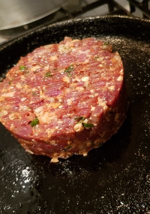 Una foto de Hamburguesa de carne rellena cortada a cuchillo