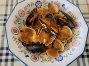 Una foto de espagueti con almejas y mejillones