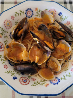 Una foto de Espaguetis con almejas y mejillones en un plis plas