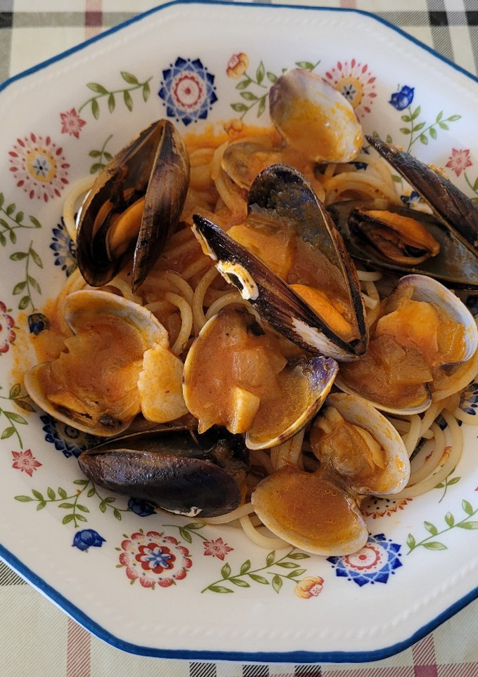 Una foto de Espaguetis con almejas y mejillones en un plis plas