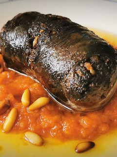 Una foto de Tapa de Morcilla de Cebolla con Sofrito de Tomate casero