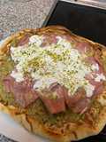 Pizza de mortadela italiana con crema de pistacho