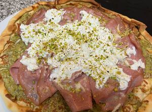 Foto principal de Pizza de mortadela italiana con crema de pistacho
