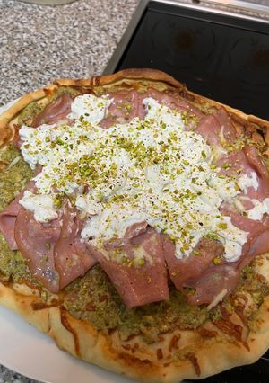 Una foto de Pizza de mortadela italiana con crema de pistacho