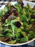 Salade de jeunes pousses au stilton vieux et basilic