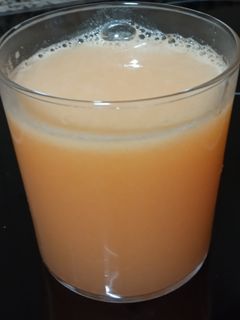 Una foto de Zumo de manzana, zanahorias y limón