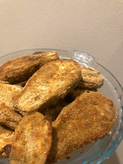 Una foto de Milanesas de berenjena rellenas 🍆