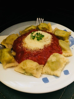 Una foto de Raviolis rellenos de pollo, espinaca y queso Philadelphia