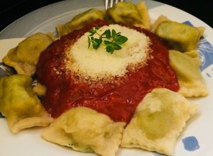 Una foto de Raviolis rellenos de pollo, espinaca y queso Philadelphia