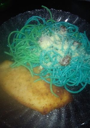 Una foto de Milanesas con fideos bicolor