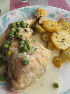 Una foto de Pollo al coñac y vino blanco con boniatos asados