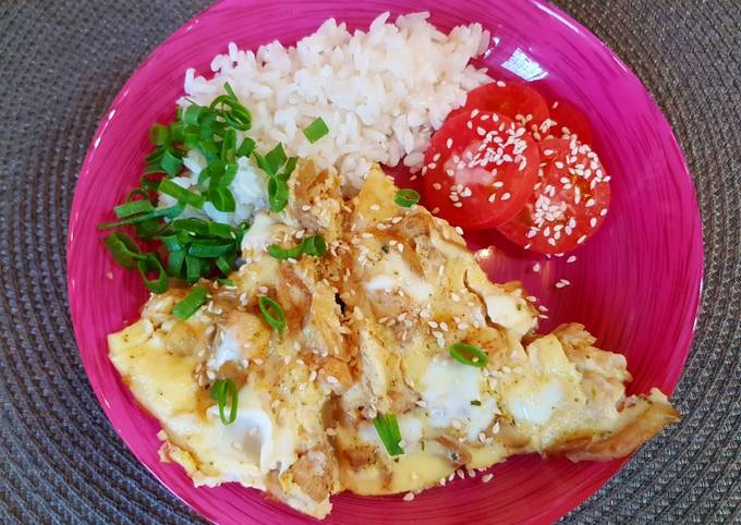 Японский омлет «Оякодон» с рисом и курицей