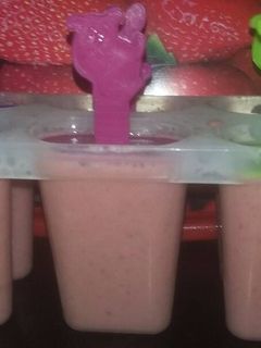 Una foto de Helado de frutilla y leche condensada