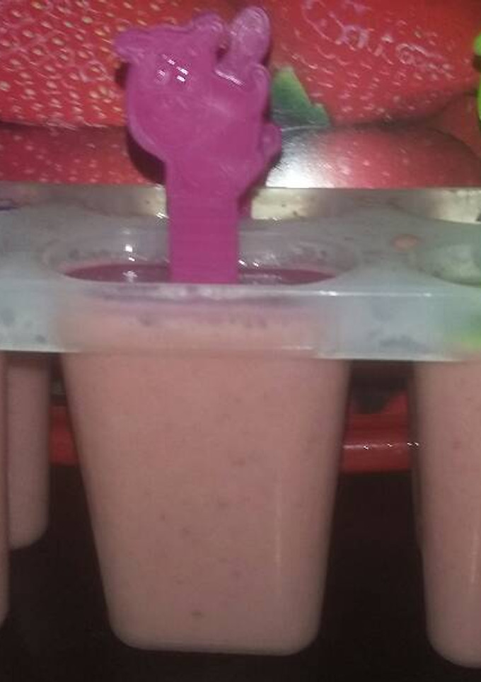 Una foto de Helado de frutilla y leche condensada