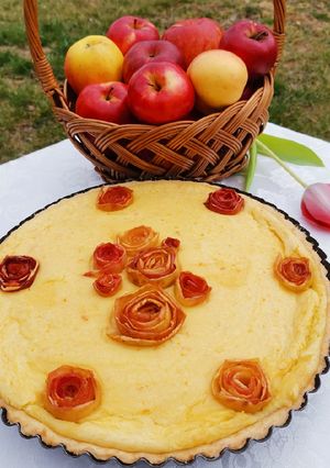 Krémes pite mézes almarózsával recept fotója