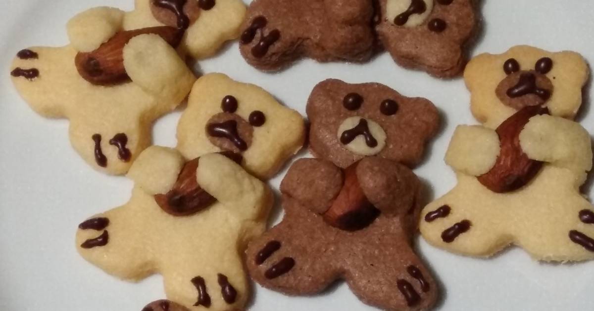 Biscotti a forma di orsetto con mandorle