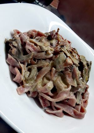 Foto di Fettuccine alla barbabietola con speck.. Funghi porcini e panna