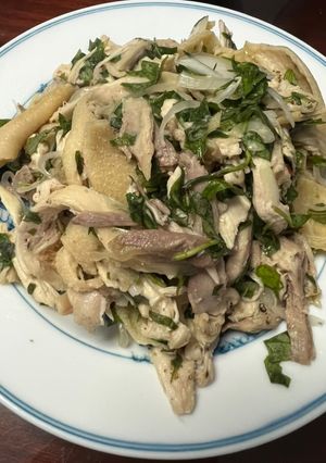 Hình của món Gỏi gà bóp rau răm.