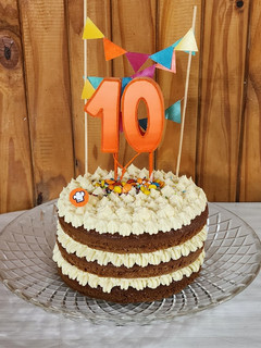 Una foto de 🥕🍰Carrot Cake 🍰🥕- Layer cake de festejo con número piñata!! - Felices 10 años Cookpad 🎉🥳