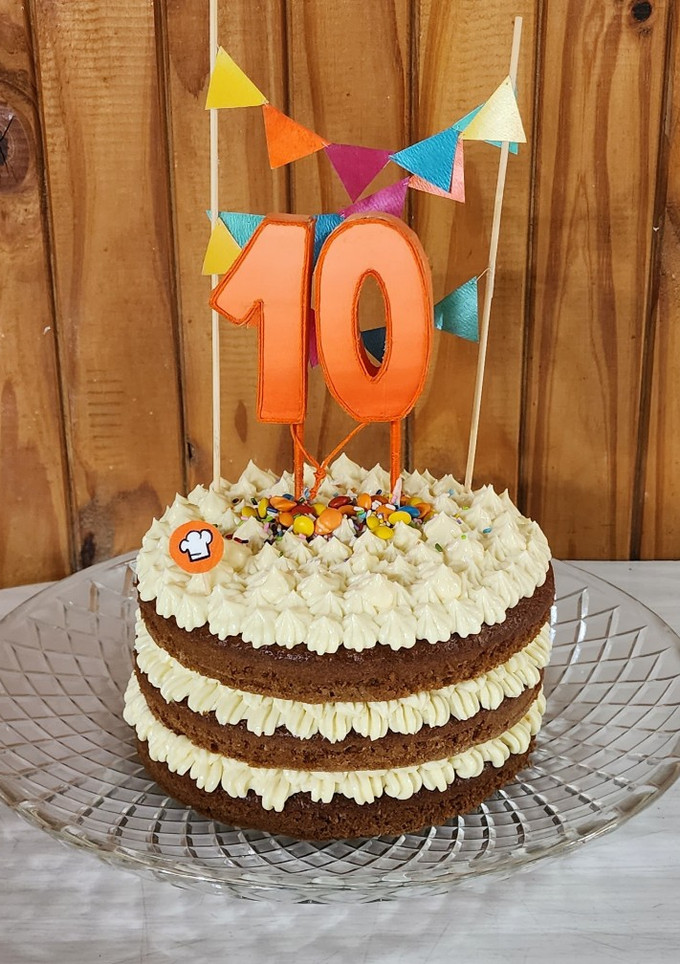 Una foto de 🥕🍰Carrot Cake 🍰🥕- Layer cake de festejo con número piñata!! - Felices 10 años Cookpad 🎉🥳