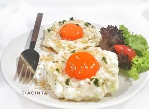 Foto resep Eggs in a Cloud with Cheddar and Parsley #Maree