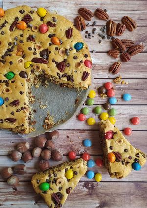 Foto di Biscottone con cioccolato,M&M's e frutta secca