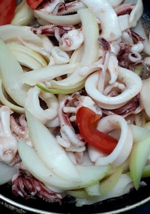 Hình của món Mực xào cà chua hành tây.