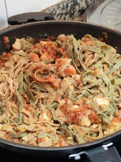 Una foto de Pasta integral de espinacas al huevo