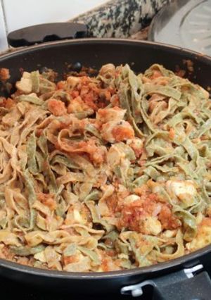 Una foto de Pasta integral de espinacas al huevo