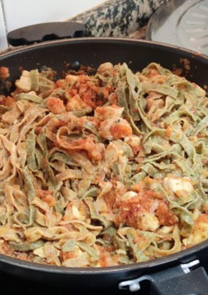 Una foto de Pasta integral de espinacas al huevo